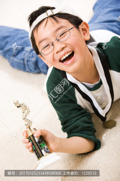 贏得了他的獎(jiǎng)?wù)潞酮?jiǎng)杯的男孩