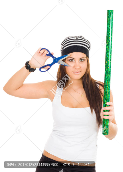 女子持剪刀及包裝紙