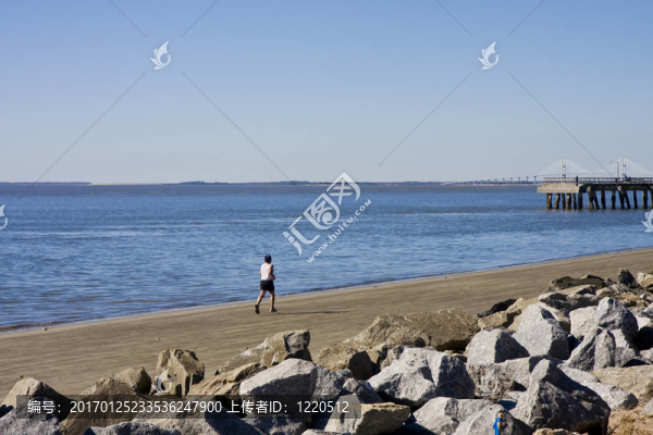 在空曠的海灘上奔跑