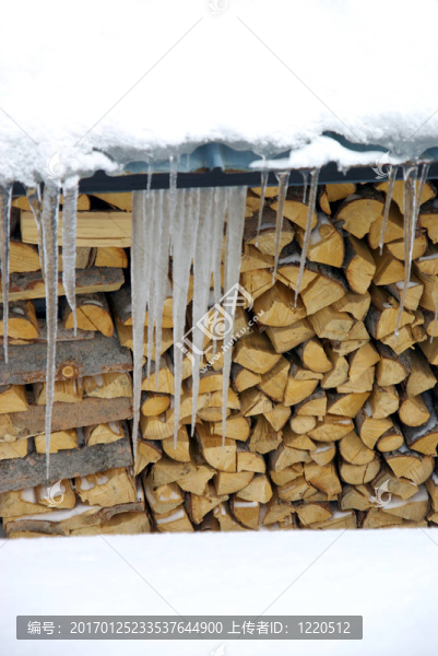 在天溝與木材的冰柱-匯圖網(wǎng) www.fosd68.com 在天溝與木材的冰柱