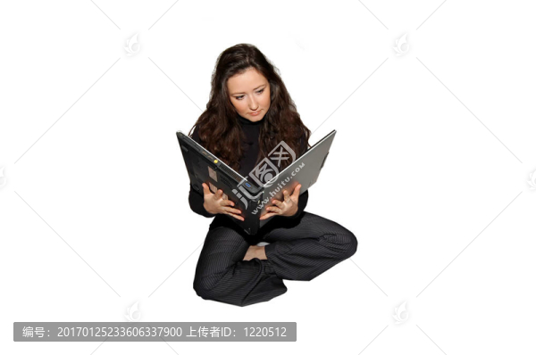 美麗的女孩在地板上的筆記本電腦