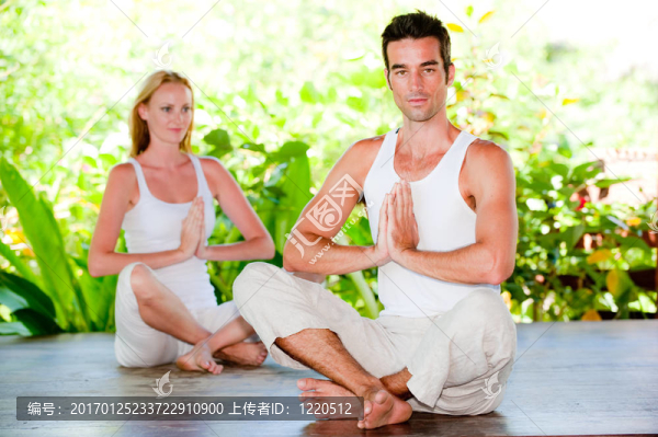夫婦做瑜伽