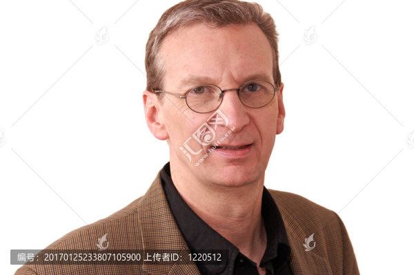 老人在白色背景上微笑的肖像