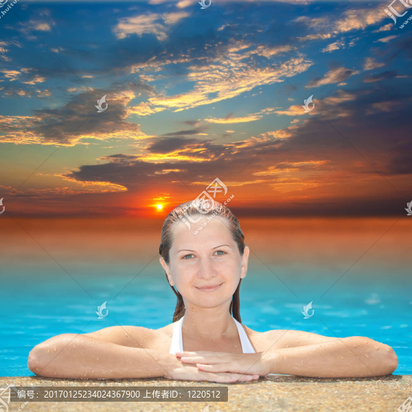 游泳池里的女人