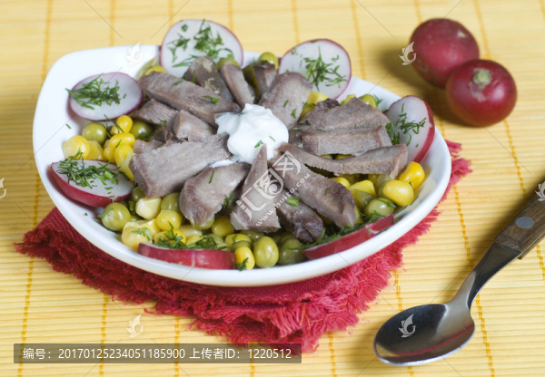 牛肉色拉；新鮮蔬菜