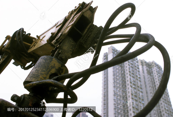 建筑物前的建筑機(jī)械
