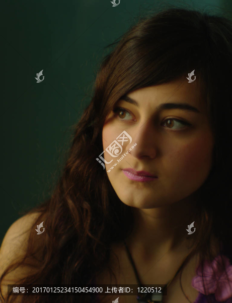 肖像美麗的年輕女人-匯圖網(wǎng) www.fosd68.com 肖像美麗的年輕女人