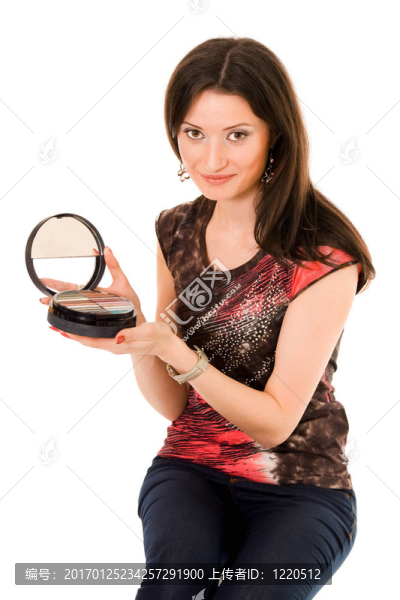 化妝品調色板的年輕女人