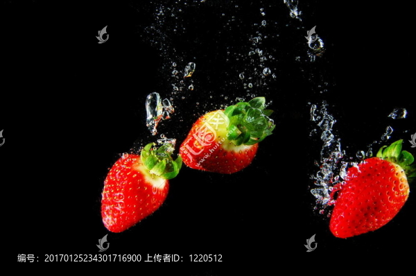 草莓在水