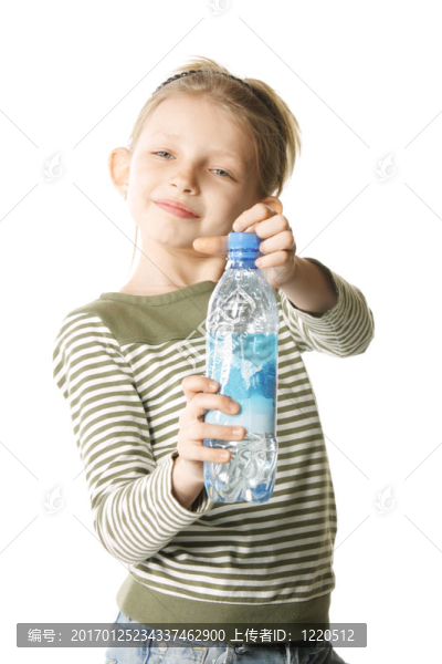 微笑著的女孩帶著一瓶水-匯圖網(wǎng) www.fosd68.com 微笑著的女孩帶著一瓶水