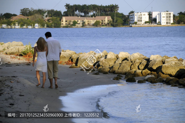 在海灘上散步2