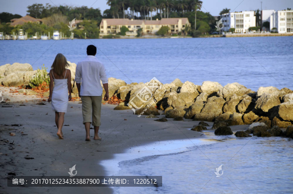 在海灘上散步1