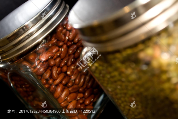 盛滿豆子的罐子作為陳列架上的裝飾品