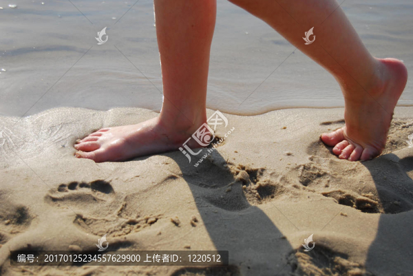 在海灘上散步