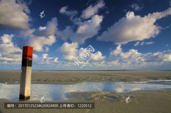 夏天海邊有藍(lán)天白云
