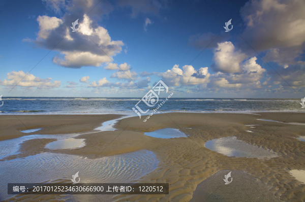 荷蘭海邊的海灘，蔚藍的天空