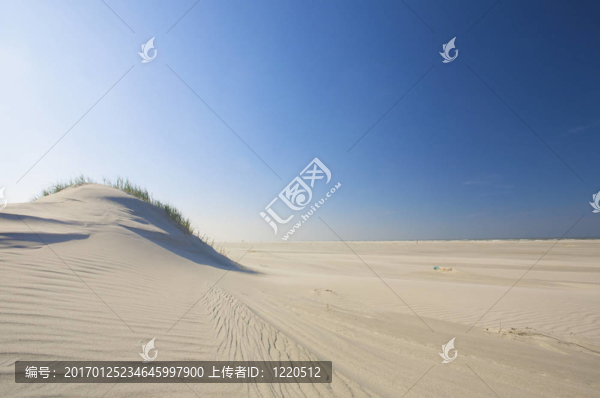 沙灘上白色的沙丘，夏天有藍色的天空