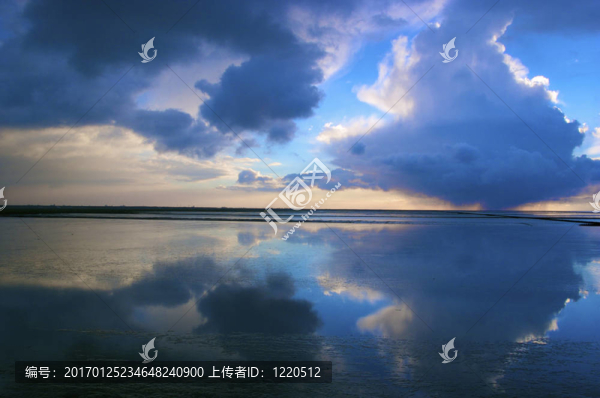 一場雷雨，烏云密布，夏天在海面上，美麗的倒影