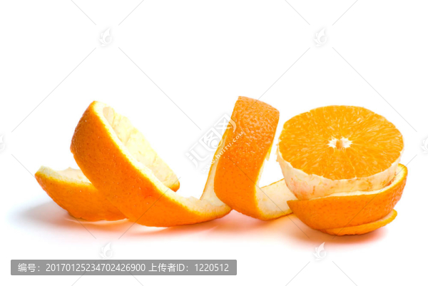 一半的桔子和一些皮