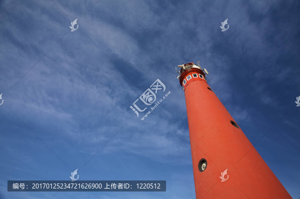 一座高大的紅燈塔，抵御夏天的藍(lán)天