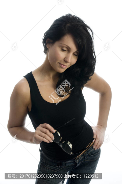 勻稱的年輕漂亮的女人微笑的態(tài)度