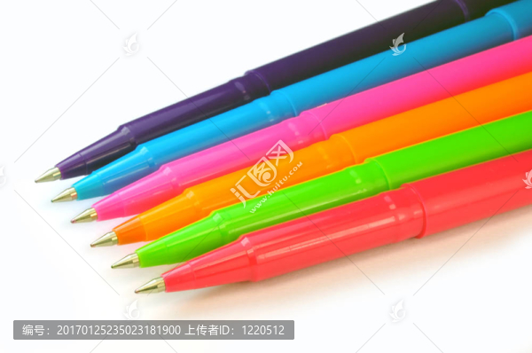 在白色背景的彩色筆