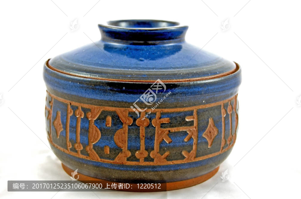 手工雕刻的藍陶壺