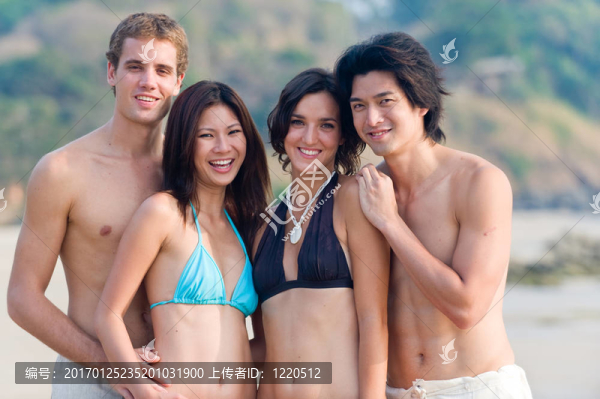 朋友們在海灘上