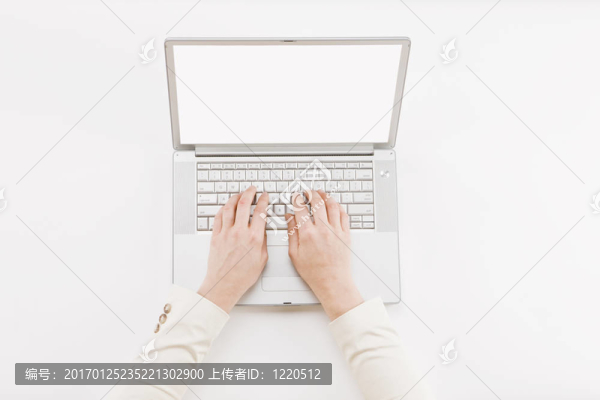在筆記本電腦上打字