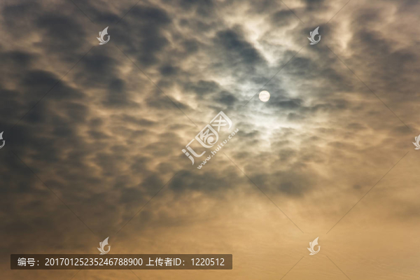 太陽在多云的天空