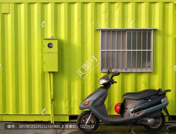 明亮的綠色集裝箱房