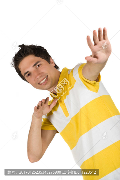 穿T恤衫的年輕人