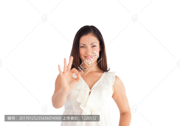 女的顯示好的標志的相機