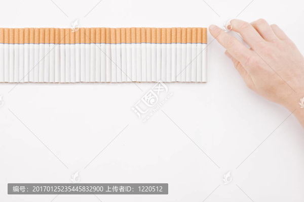 排成一排的香煙