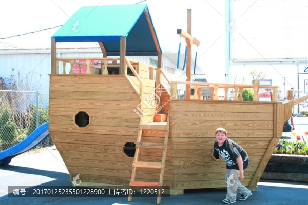 船上的小男孩
