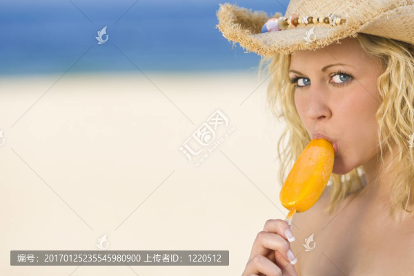 在海灘上的冰棒