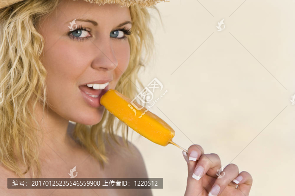 在海灘上的冰棒