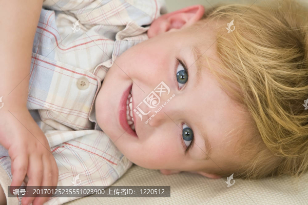 調(diào)皮的小男孩