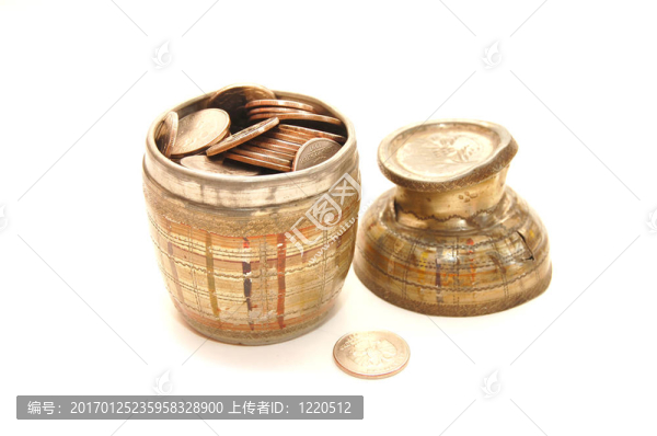 裝滿硬幣的舊碗