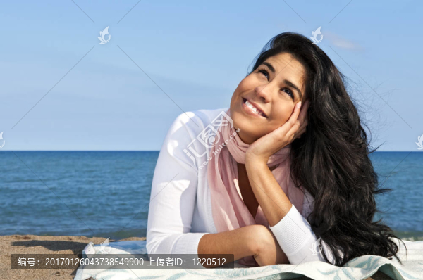 在海灘上的年輕的美洲土著婦女