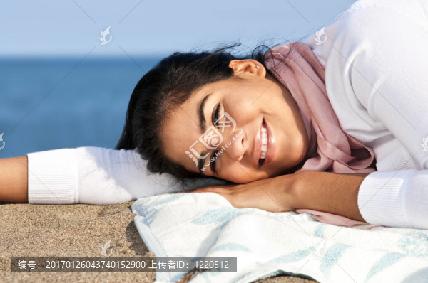 在海灘上的年輕的美洲土著婦女