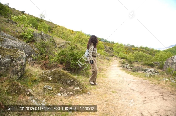 向后看的女人