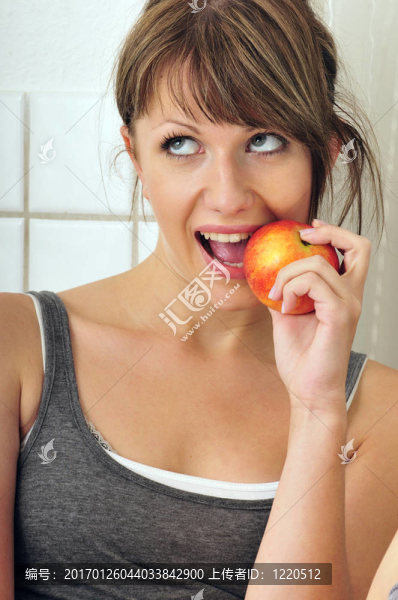 可愛(ài)的女孩吃一個(gè)紅蘋(píng)果
