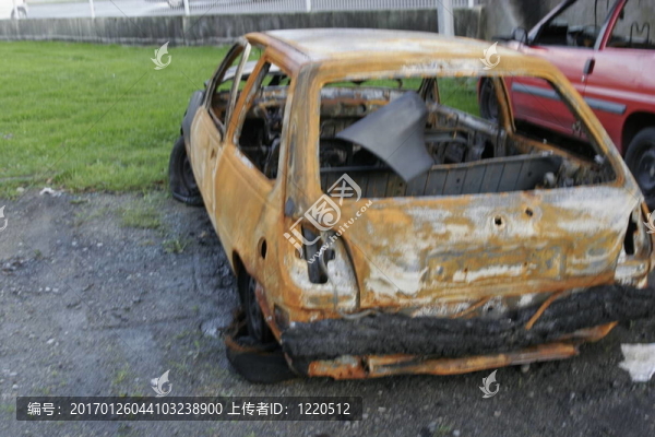 被燒毀的汽車
