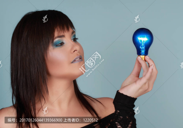 女手持燈泡