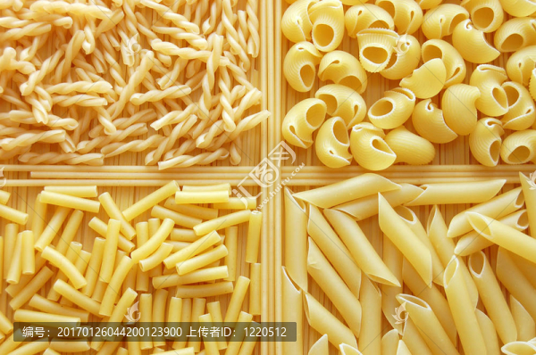 四種不同類型的意大利面食。食品的背景。