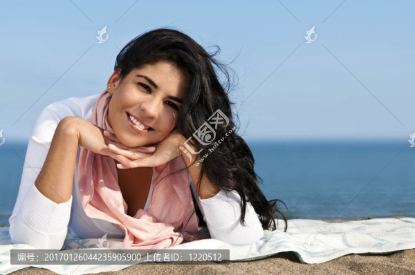 在海灘上的年輕的美洲土著婦女