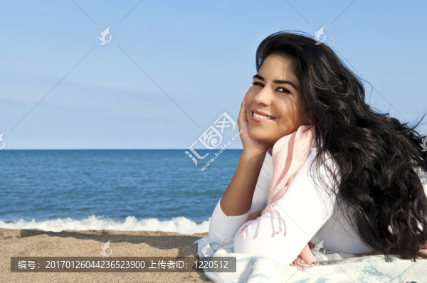 在海灘上的年輕的美洲土著婦女