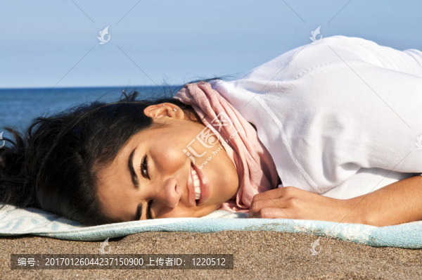 在海灘上的年輕的美洲土著婦女