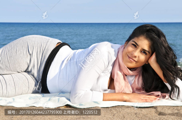 在海灘上的年輕的美洲土著婦女